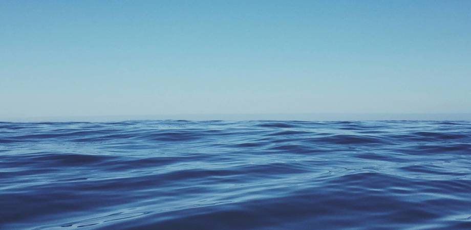 An image of the sea blending into the sky