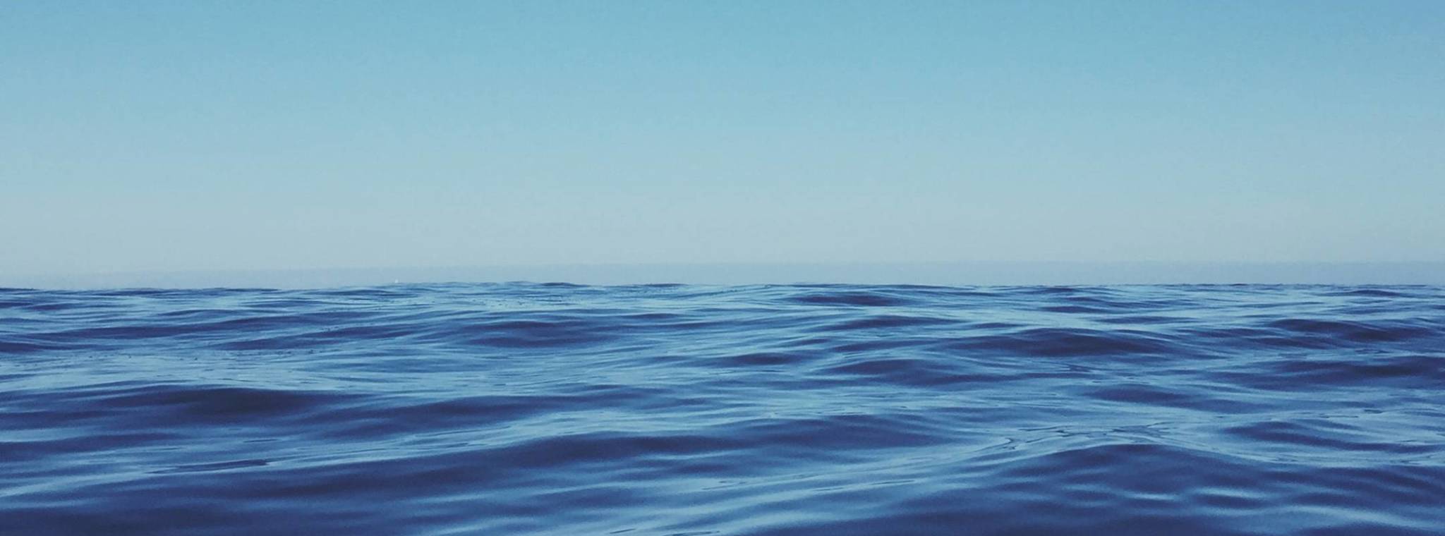 An image of the sea blending into the sky