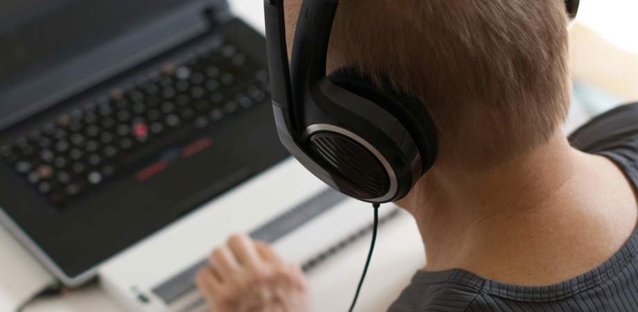 Man using screen reader on a laptop