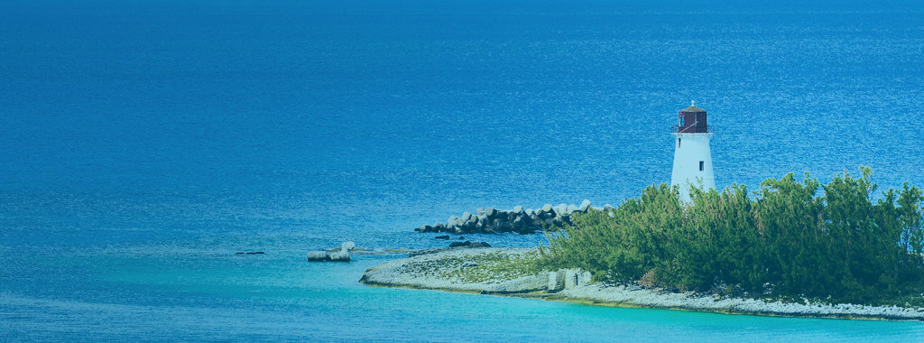 An image of a lighthouse in the Bahamas with the sea in the background